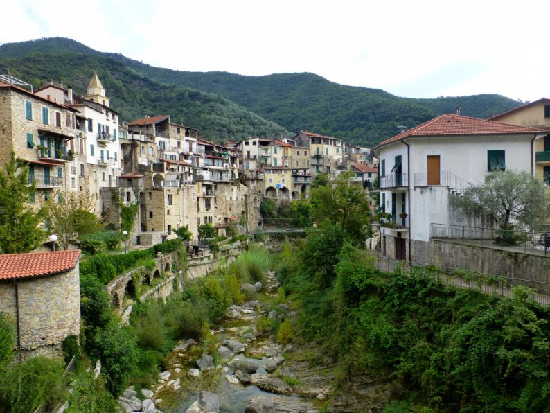 Le village de Rocchetta Nervina, Italie
